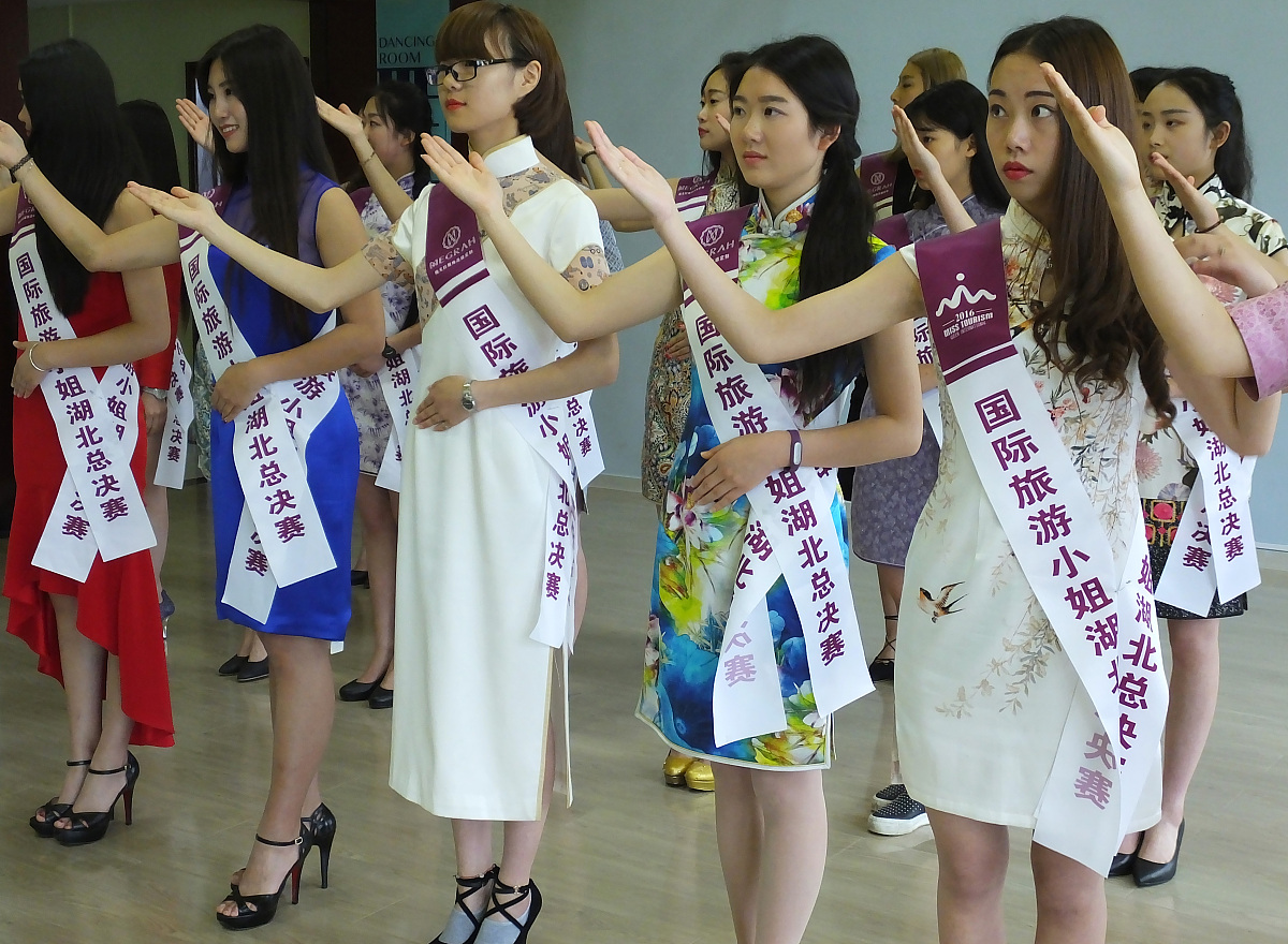 2016年5月27日讯,湖北宜昌,40位参加国际旅游小姐大赛的美女选手在素