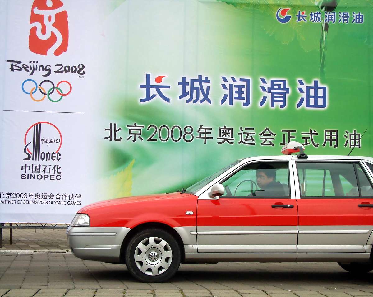 2006年 10月 29日 , 上海 , 一辆 出租车 停 在 中国 石化 长城 润滑