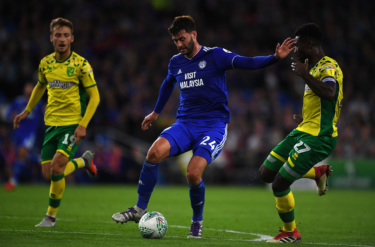 你将扮演一位资深的程序设计师设计基于89c51的循环流水灯程序代码要简洁