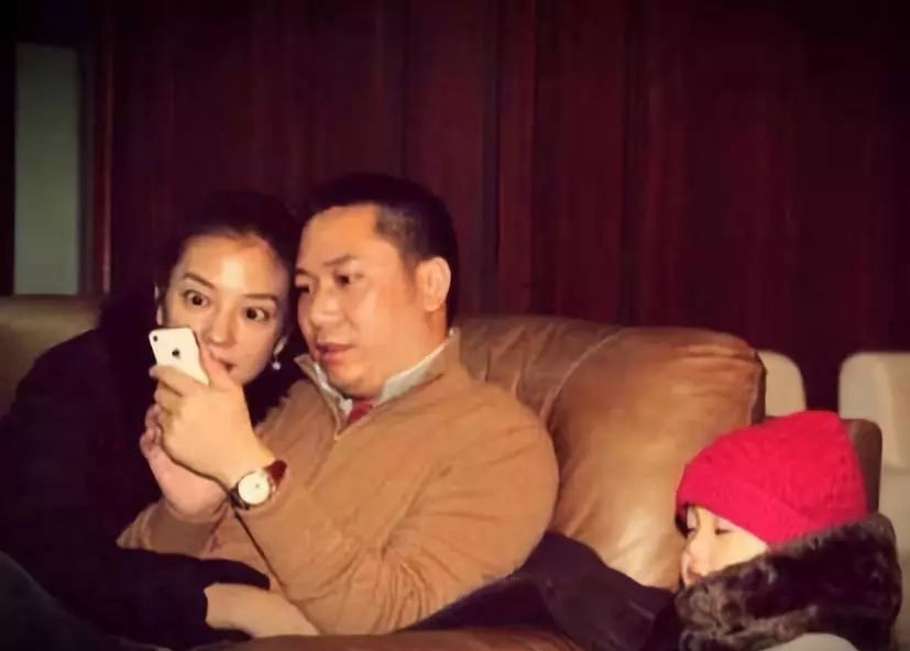 赵薇深夜买醉,不顾女儿老公,自己回北京