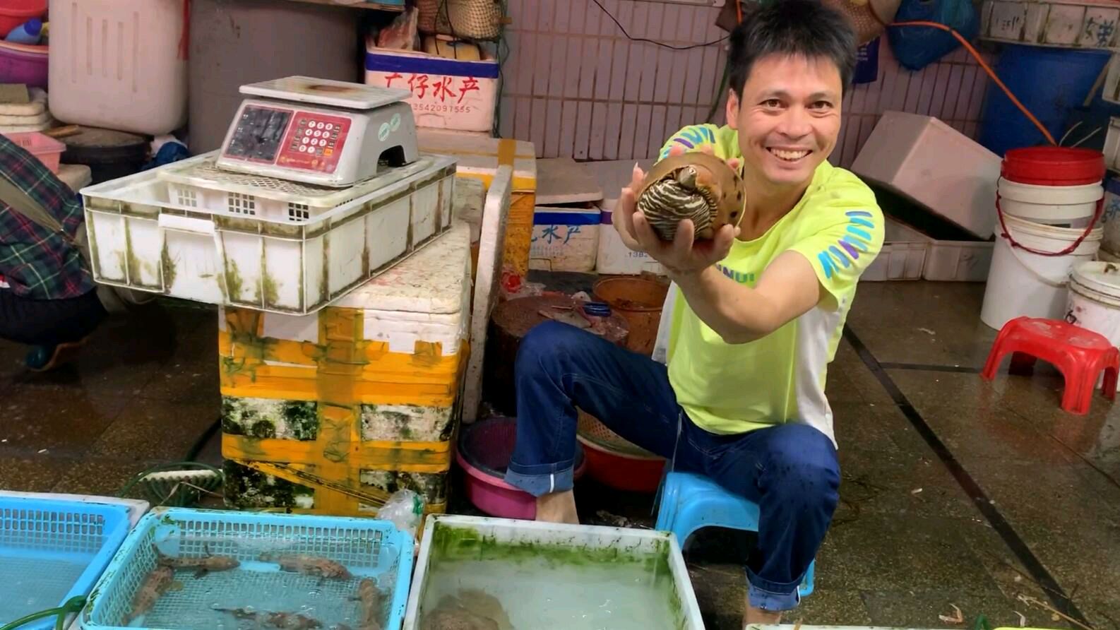 阿展的卖鱼技巧真不错,回了这么多的海鲜,一转眼的工夫就被卖掉