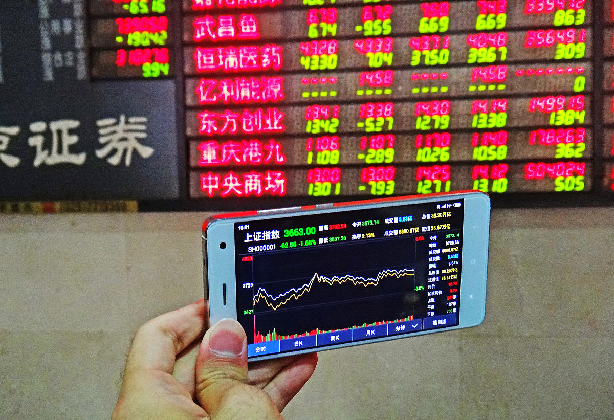 2015年07月28日,江苏省南京市,股民在一证券营业部关注着行情.