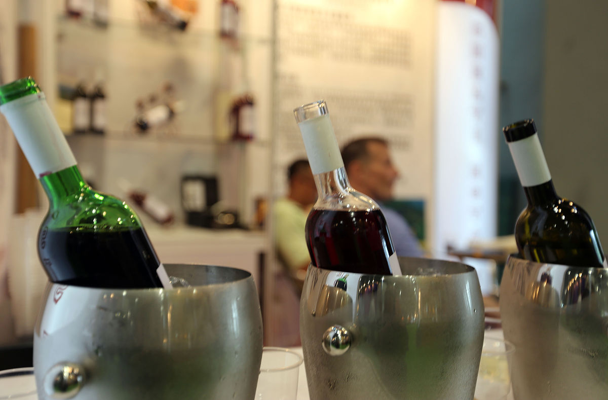 10000 美元一瓶的红酒可能是你难以想象的10000 美元可以让我家乡的无家可归者吃一个月的饭。