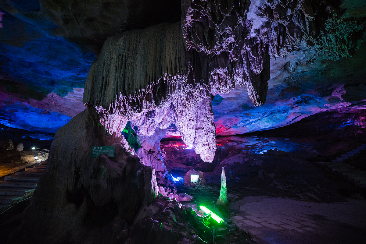 金华双龙洞：探秘古老岩洞，领略壮丽景观