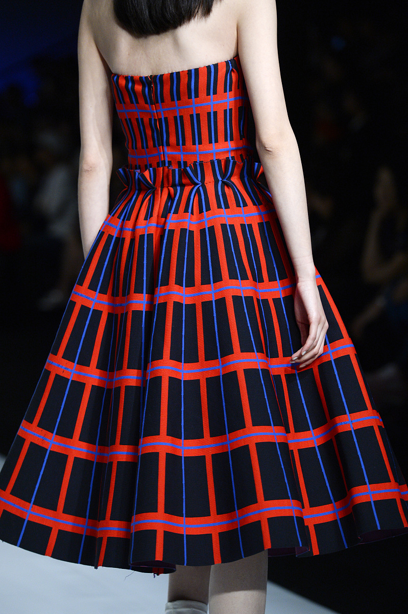 压褶半裙！重工高端女装显瘦撞色印花直筒开叉百褶半身裙女 写出小红书种草文案