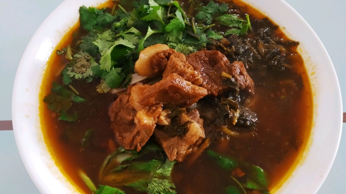 麻辣酸爽,自制老坛酸菜牛肉面,一碗面吃出大餐的感觉