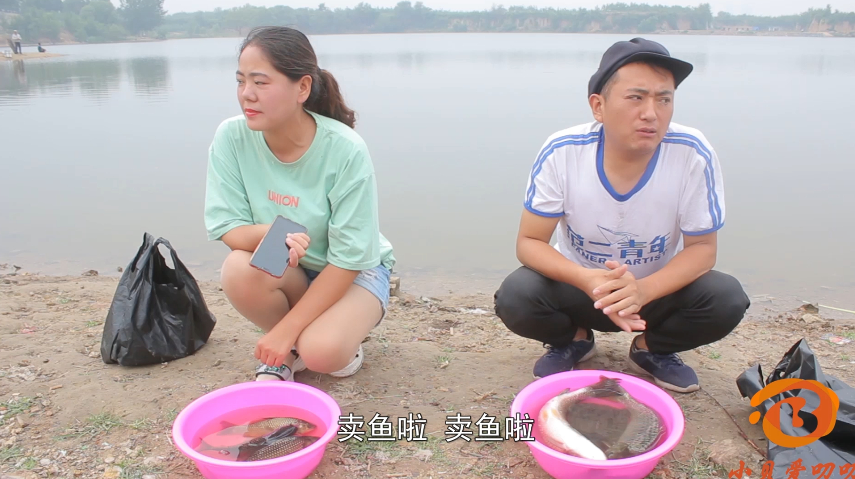 为啥美女新鲜的鱼卖不了,小伙奄奄一息的鱼却卖了?原因真逗