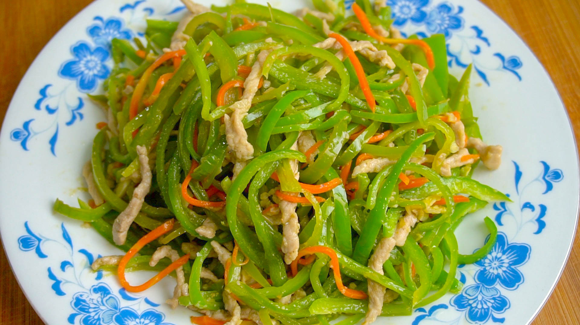 青椒炒肉丝怎么做才好吃,多加这一步,肉丝滑嫩,青椒脆绿爽口