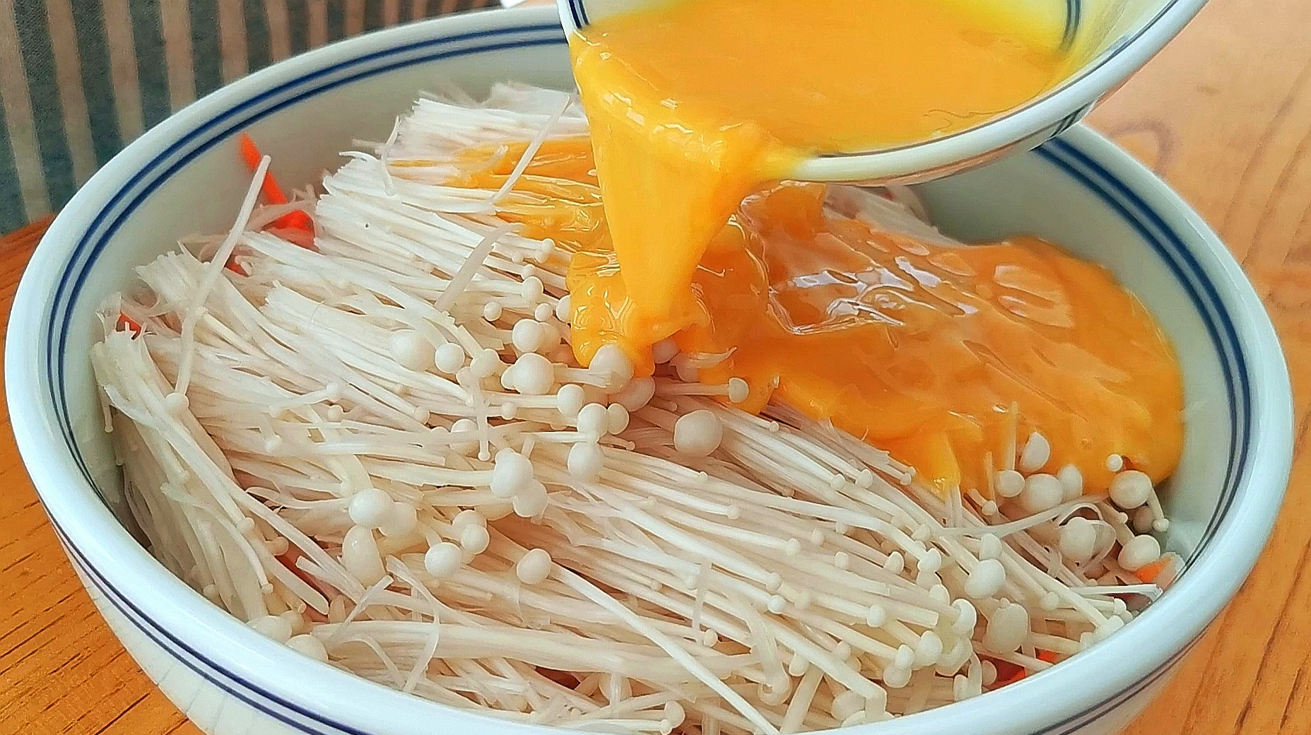 金针菇里加3个鸡蛋,不炒不炖不凉拌,出锅比吃肉还香,超过瘾!