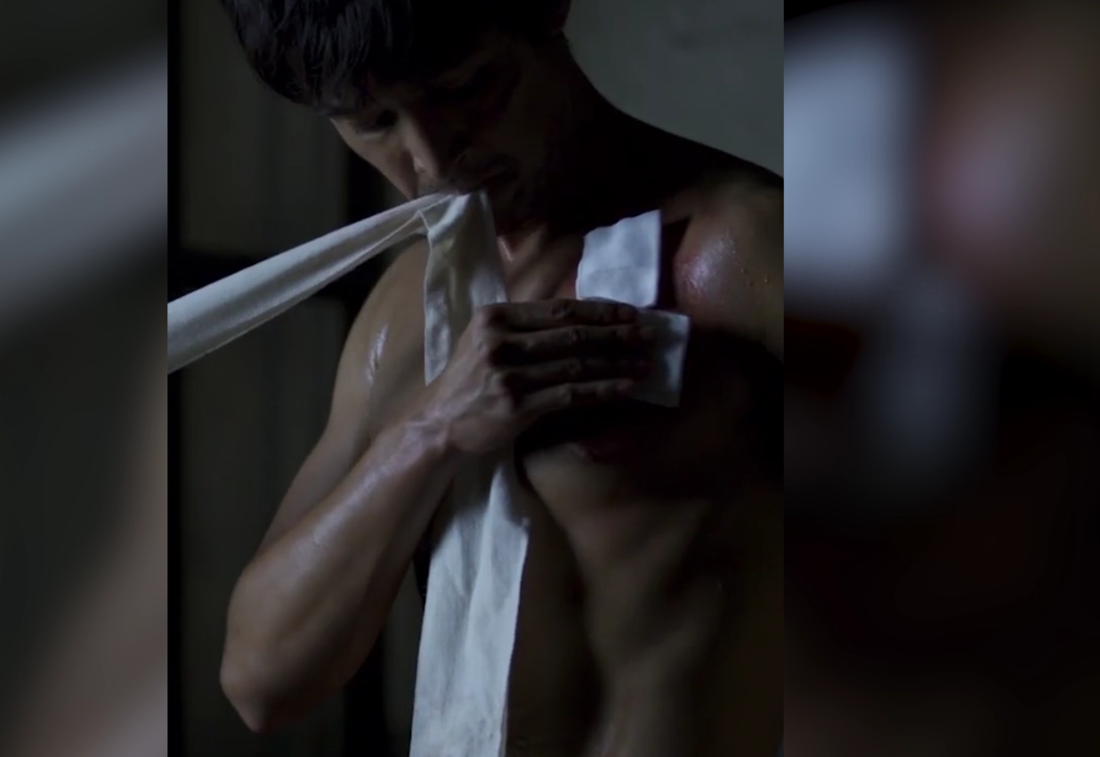 胡歌受伤单手绑绷带,肌肉曲线很诱人,网友:我只看到了他的肌肉