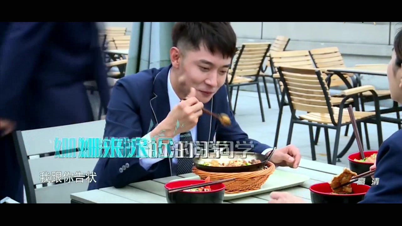 大明星到学校食堂竟然借钱吃饭,张丹峰爆笑偷吃学生鸡腿,活宝