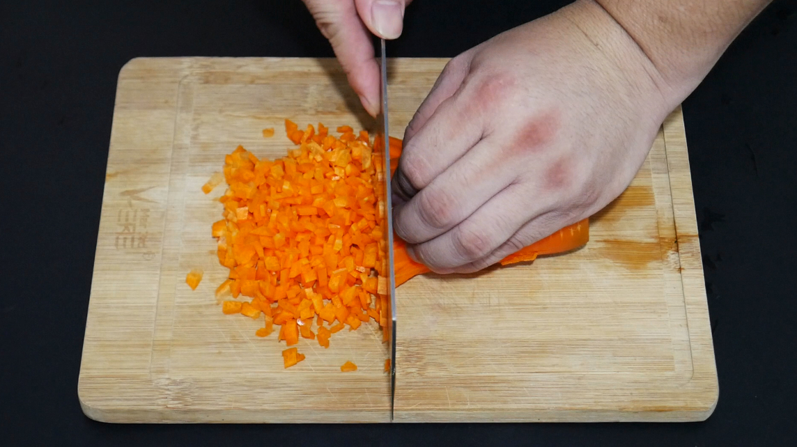 胡萝卜馅如何切,酒店大厨教你独特刀法,看完赶快学学,太实用了