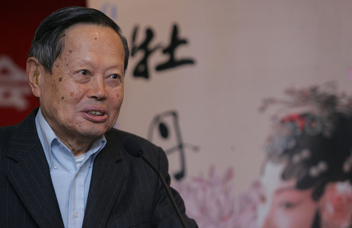 爱因斯坦 vs 杨振宁：谁对物理学贡献更大？