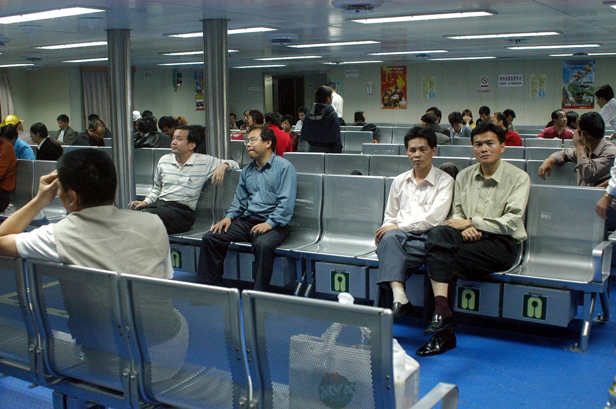 乘坐轮渡安全指南：保障旅途平安