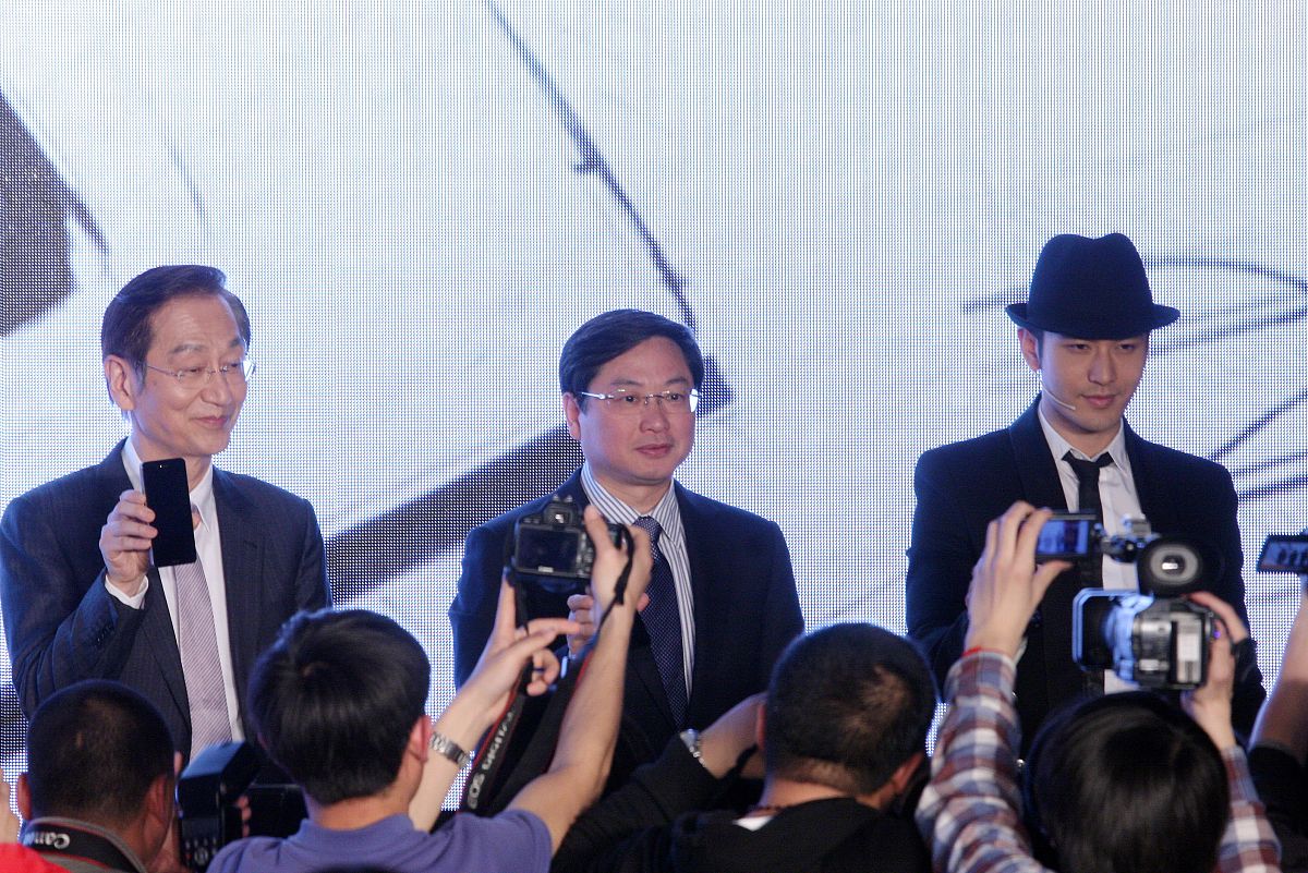 2013年04月25日,北京,黄晓明带腿伤参加某活动代言.黄晓明,施崇棠,陆