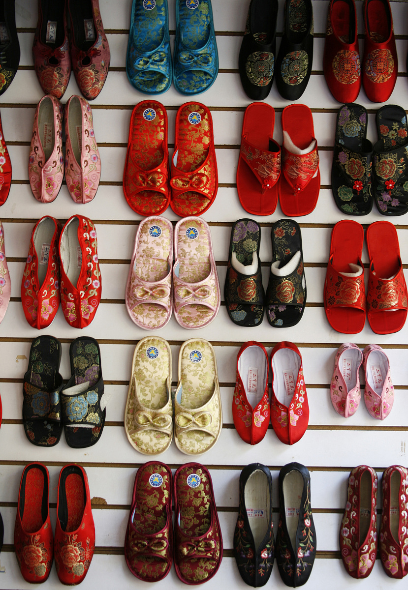 假期王灵和她的父母去了北京。他们在北京参观了长城 the Great Wall 和颐和园 the Summer Palace 品尝了当地的美食拍了很多照片还给朋友买了礼物。请根据以上信息写一篇不少于40词的短文。适合小学六年级的单词句型美味的