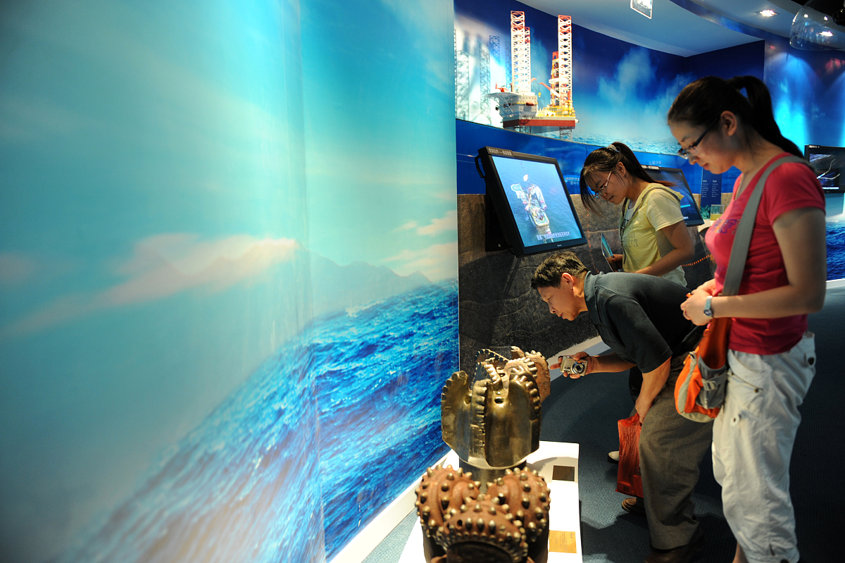 2011年6月15日,中国海洋石油工业成就展在京开展.***_***观众在中国海