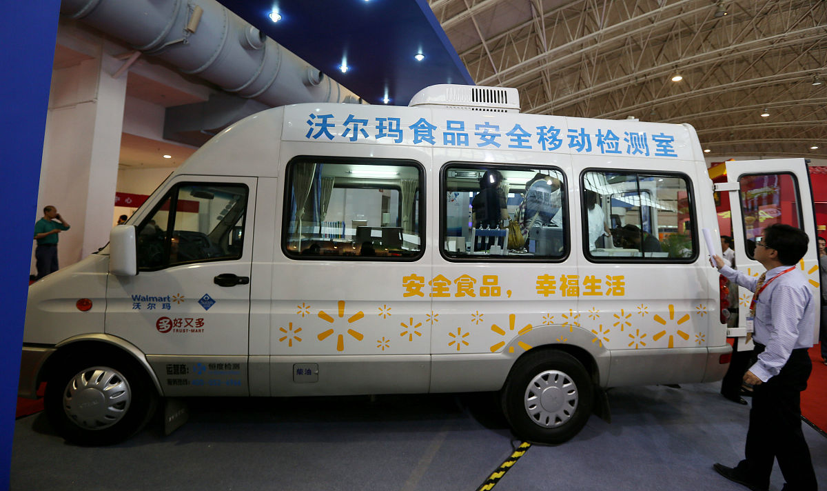 2013年6月17日,北京中国国际食品安全与创新技术展览会上 ,观众参观沃