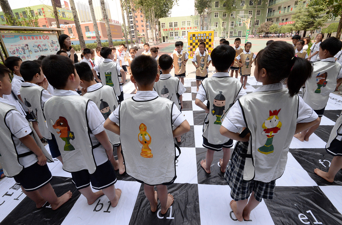 ***_***2017年6月19日,河北邯郸农林路小学的小学生们在进行"真人国际