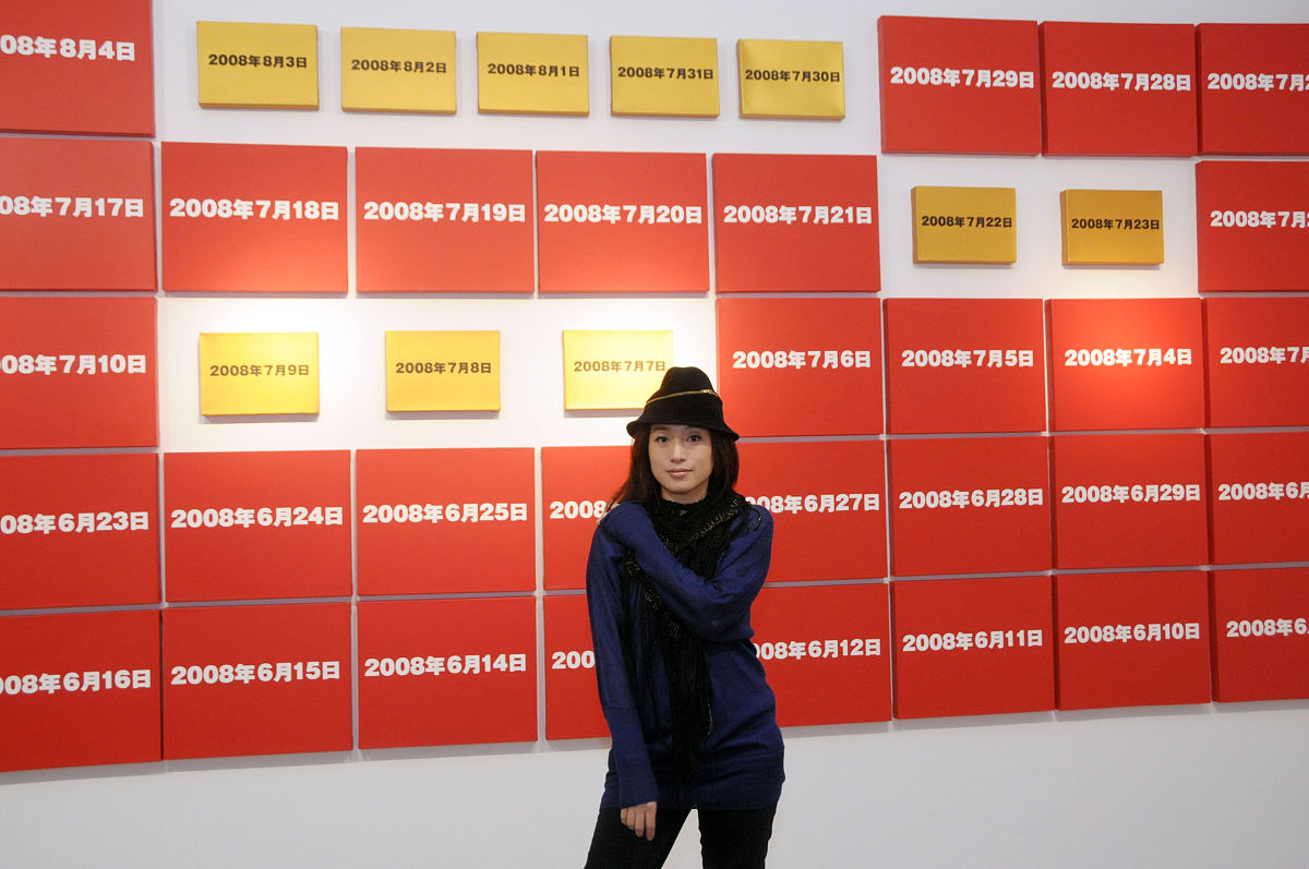2008年11月12日,变身艺术家的知名歌星艾敬在北京其艺术展现场接受专