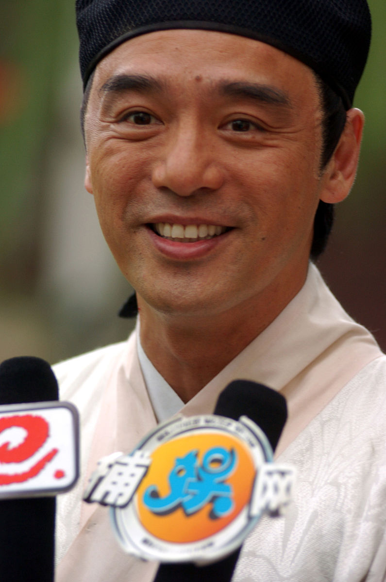 2005年9月22日,搞笑古装剧《飞上枝头的凤凰》近日在横店紧张拍摄.钟