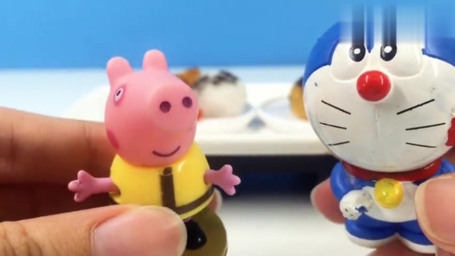 小猪乔治哆啦A梦微波炉做便当甜甜圈出现扭蛋