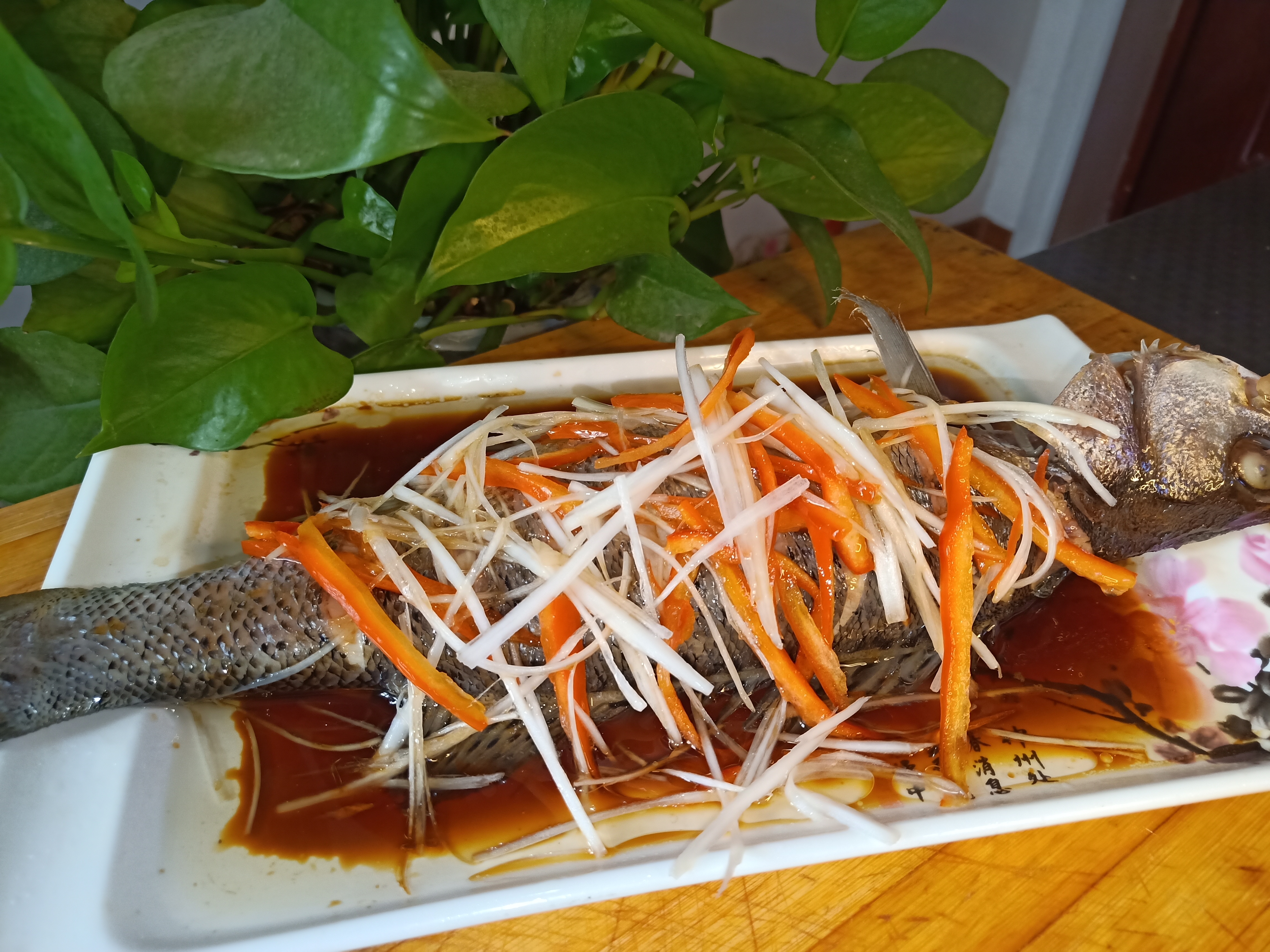 大厨教你清蒸鲈鱼的做法,鱼肉鲜嫩无腥味,学会了年夜饭上露一手