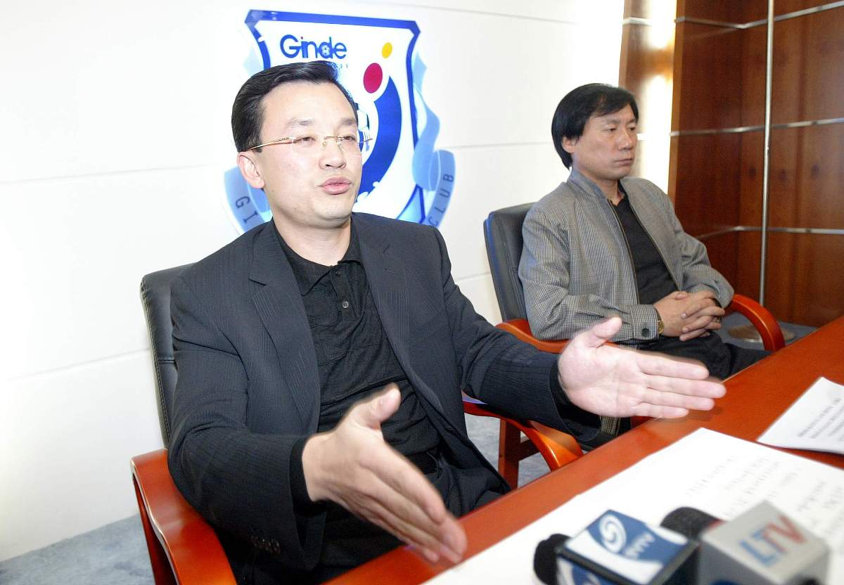 杨浦区司法局局长来上海钟颖律师事务所 写一篇简讯 1000字 邓局讲话要点：1.律师要讲政治2.律所的发展不仅律师要提高业务素质同时要保障人员收入稳定3.对律协惩戒的案例要高度重视，避免类似情况发生，严格遵守律师执业规范；4.对律所经办的经典案例可以形成论文，广而告之

钟颖主任汇报了律所成立16年来取得的成绩和经验教训，刨析了发展过程中遇到的瓶颈和破解的方法。

同时也对律所获得的荣誉、奖励以及工作业务的突破做了详细汇报
