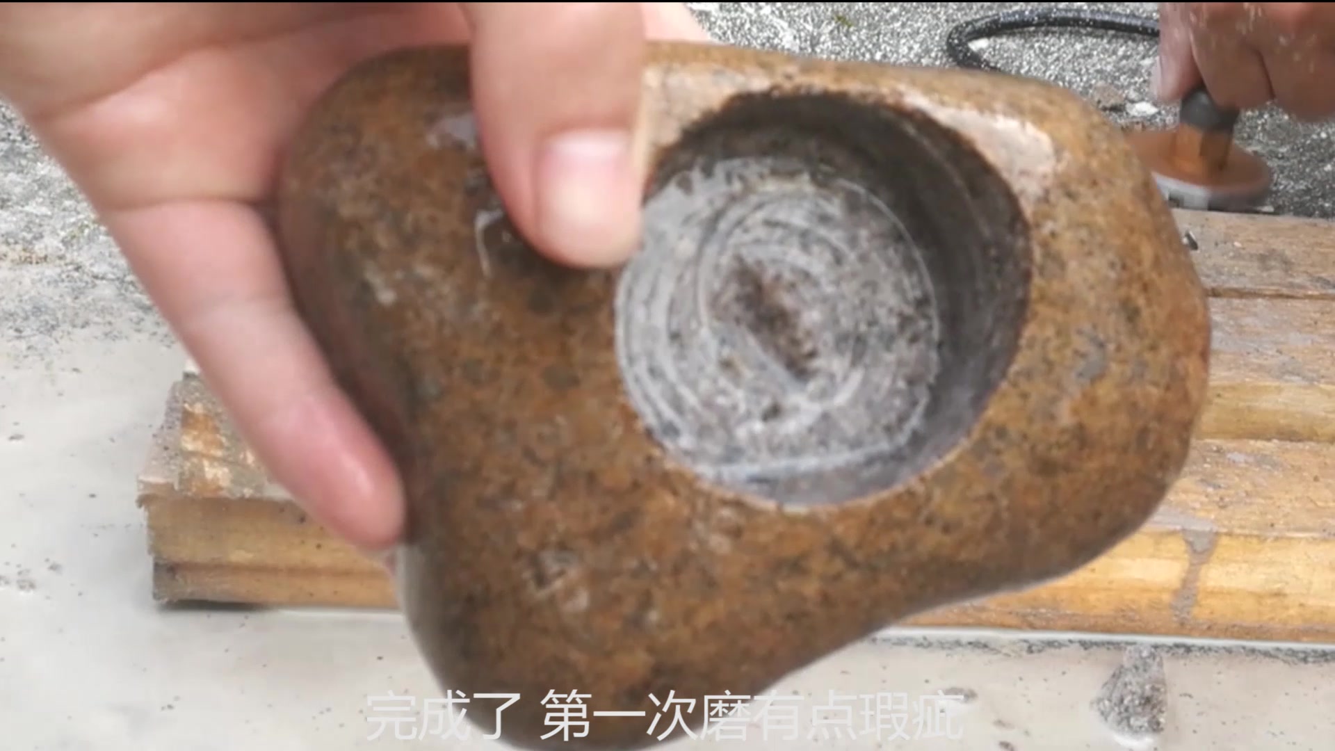 利用闲暇时间用鹅卵石做个diy花盆费了点力气总算是做好了