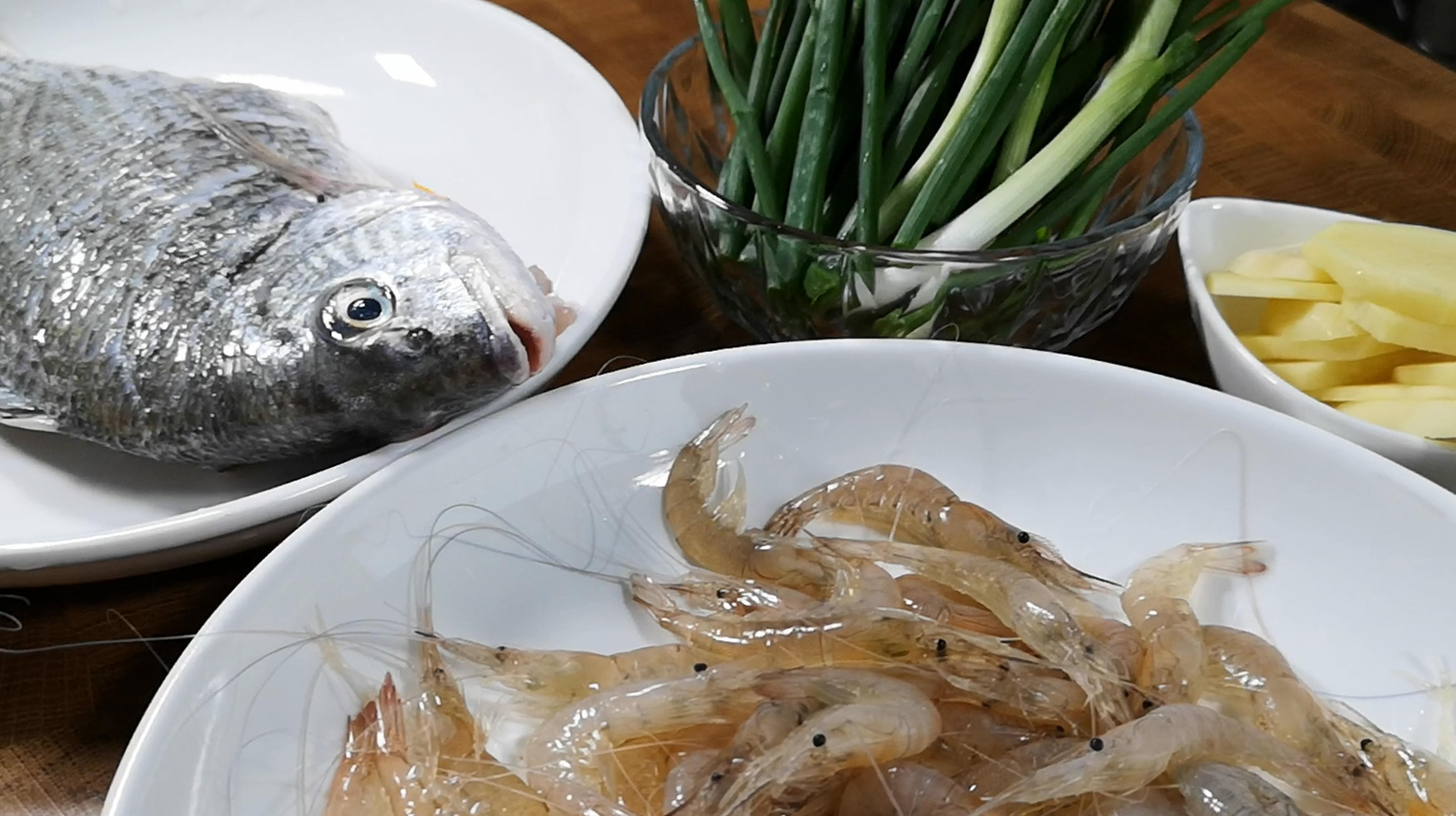 无水烧铜盘鱼加江白虾一起出来的味更加丰富,做法简单