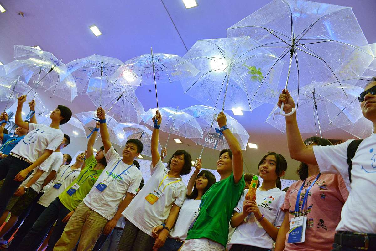 改写下列句子：城市化导致雨岛效应导致城市洪涝灾害多发频发