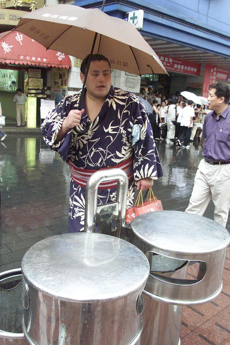 2004年6月8日,参加大相朴中国公演的日本大相扑们兴致勃勃的在上海游