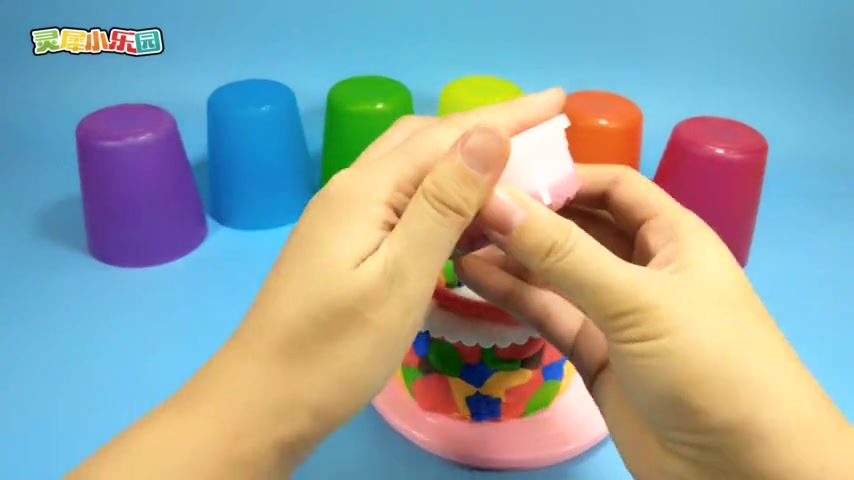 亲子创意食玩:大嘴猴彩虹糖豆蛋糕,五颜六色的好好看!