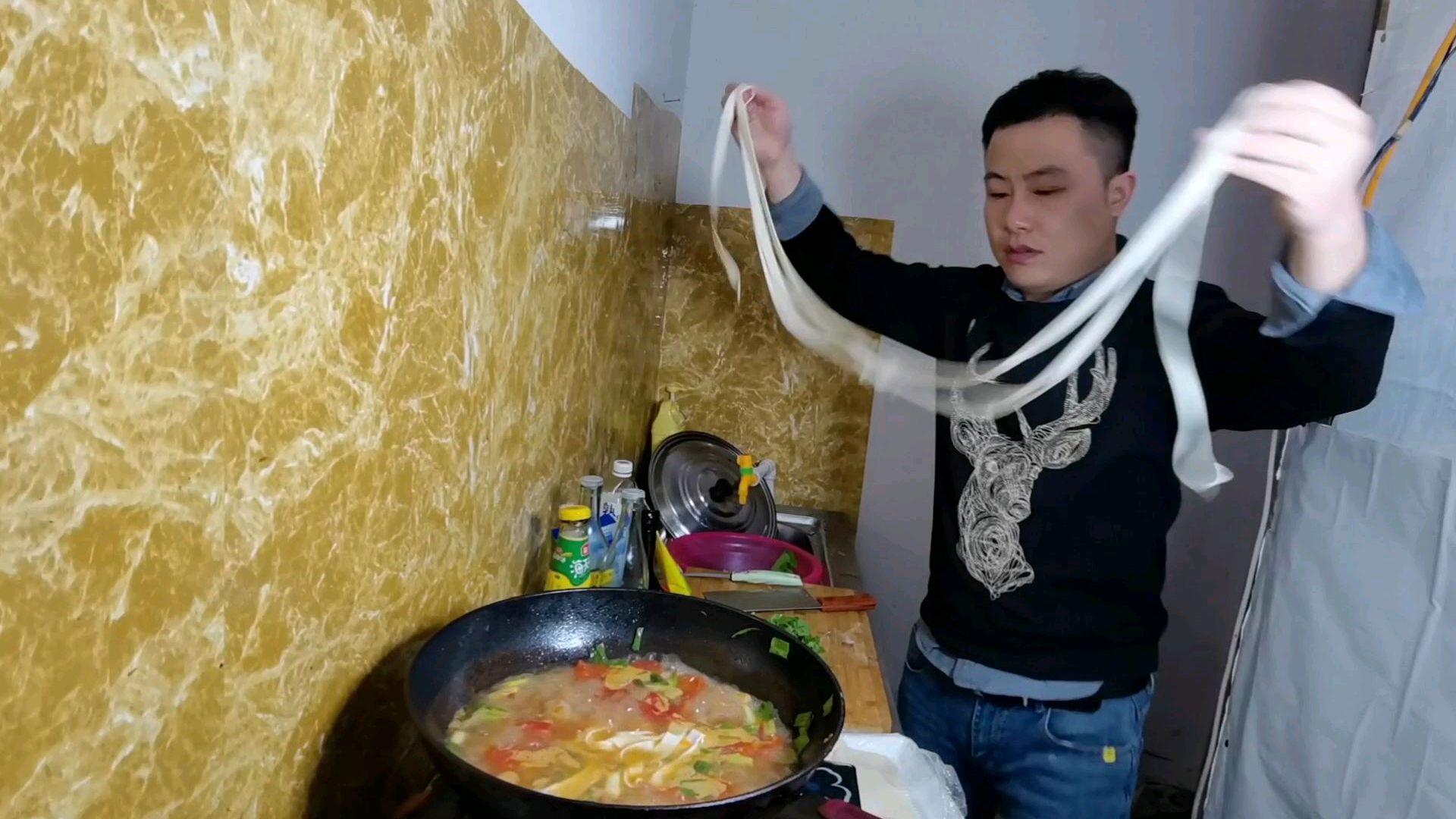 28.8元一斤的猪肉,拌上淀粉煎至焦黄下烩面,就着大蒜吃真带劲
