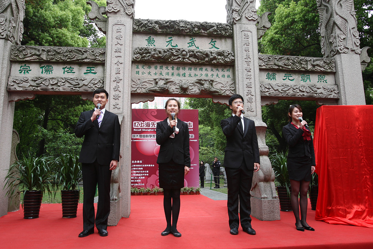 中国共产主义青年团成立100周年之际中央广播电视总台推出微纪录片介绍一组在不同行业奋发有为的人物。他们选择了自己热爱的行业也选择了事业创新发展的方向展示出开启未来的力量。 有位科学家强调实现北斗导航系统服务于各行各业需要新方法、新思维、新知识。她致力于科技攻关还从事科普教育培育青少年的科学素养。有位摄影家认为真正属于我们的东西是民族的血脉的永不过时。他选择了从民族传统中汲取养分通过照片增强年轻人