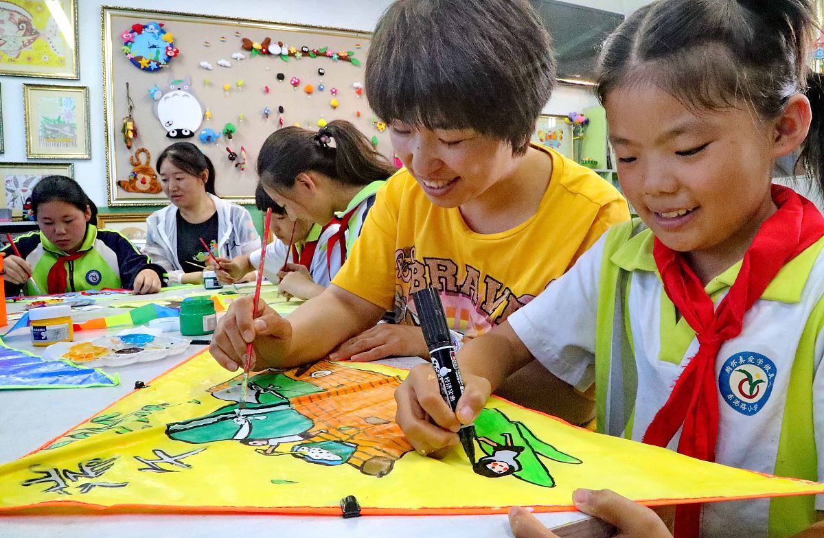 童心妙笔，描绘美丽世界：一场唤醒童真，激发创造力的公共教育活动