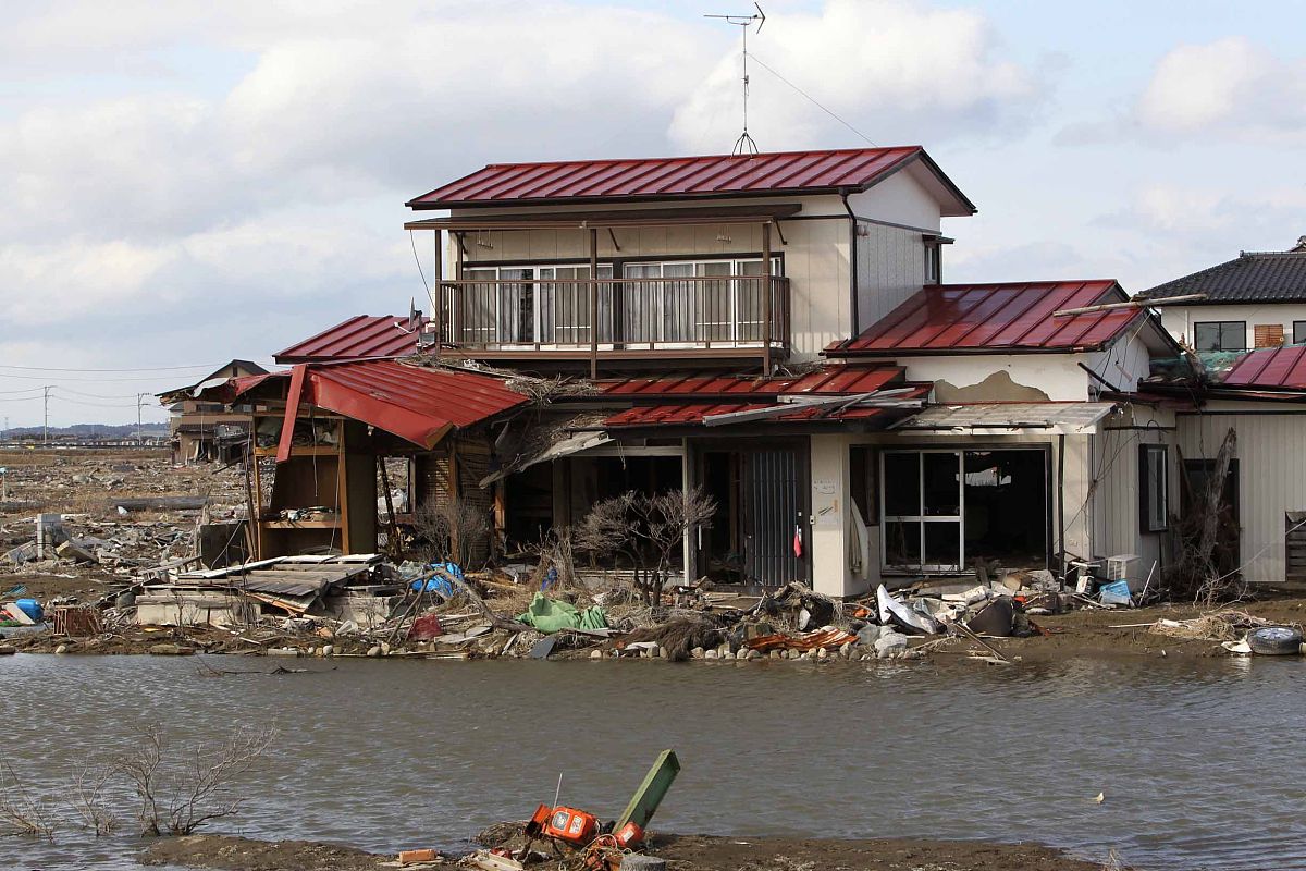 2012年3月7日,日本石卷市,失去居住作用的房屋人去楼空+++_+++日本,地
