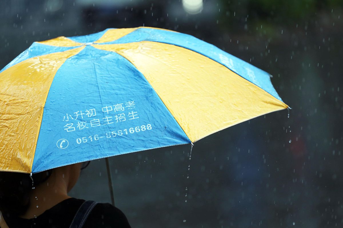 2019年5月26日,南京一天中雨水绵绵,还不时有大雨倾盆,市民在雨中出行