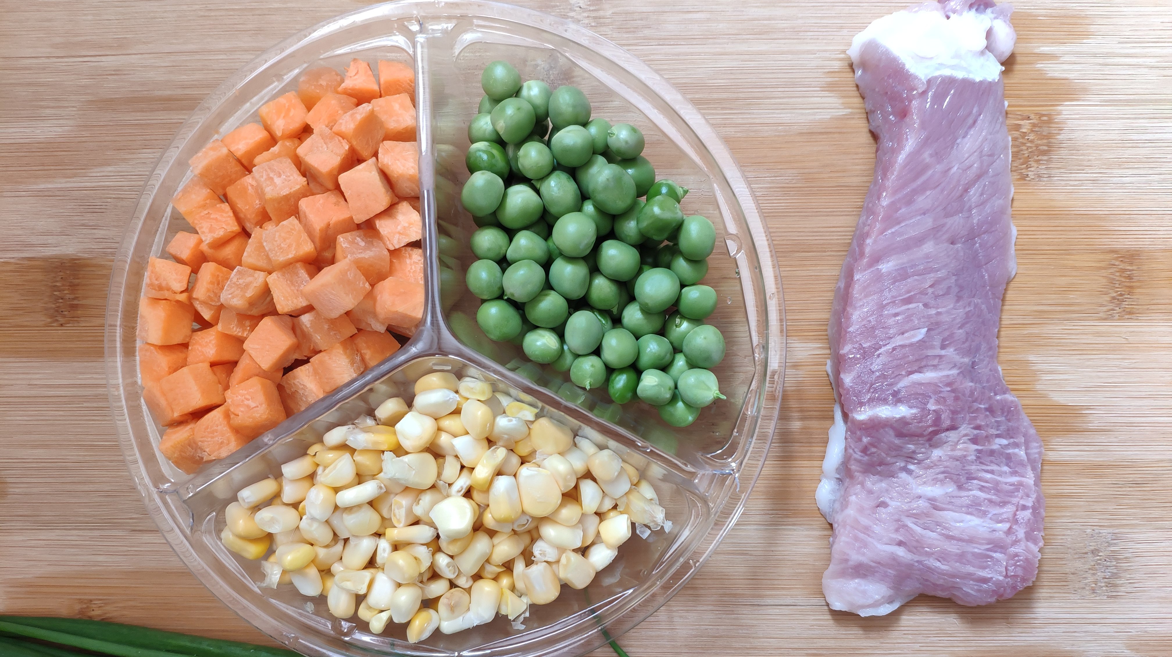 胡萝卜青豆玉米炒肉丁,简单易做,孩子隔三差五就要我做来吃