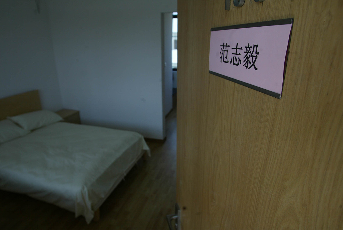 不付房租三个人怎么租两间房