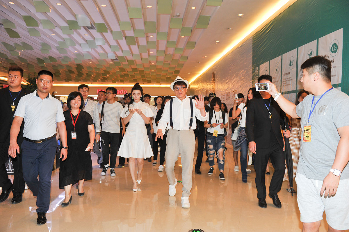 2016年7月12日,四川省成都市,电影《绝地逃亡》举行见面会.成龙  范冰