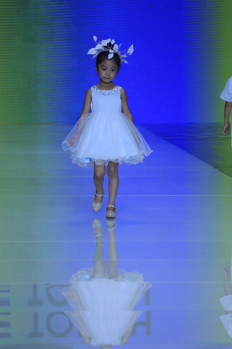 根据物业性质不同物业服务合同分为居住性物业合同和 。