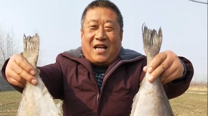 户外烤发财鱼,这操作简直了,是个美食家