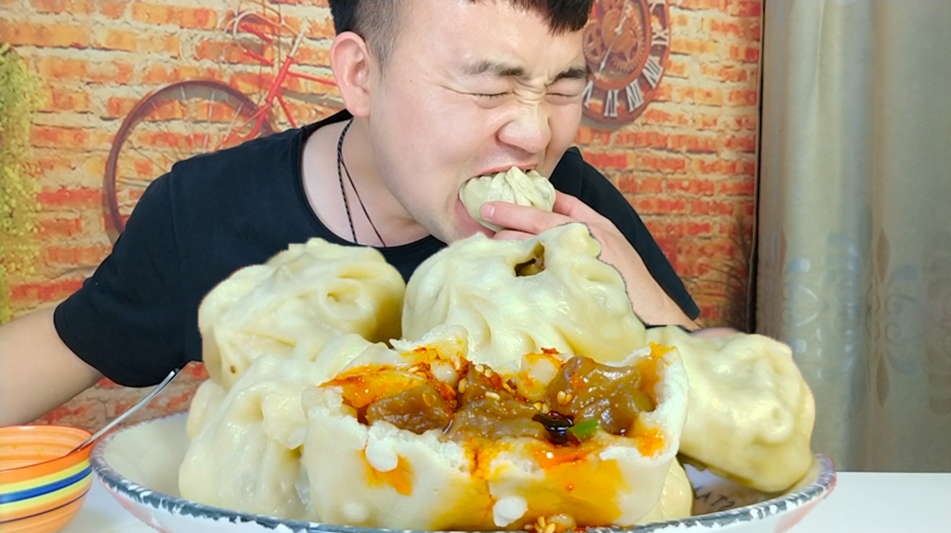美食猫蒸一锅茄子包子,灌上辣椒醋水,咬一大口真是过瘾