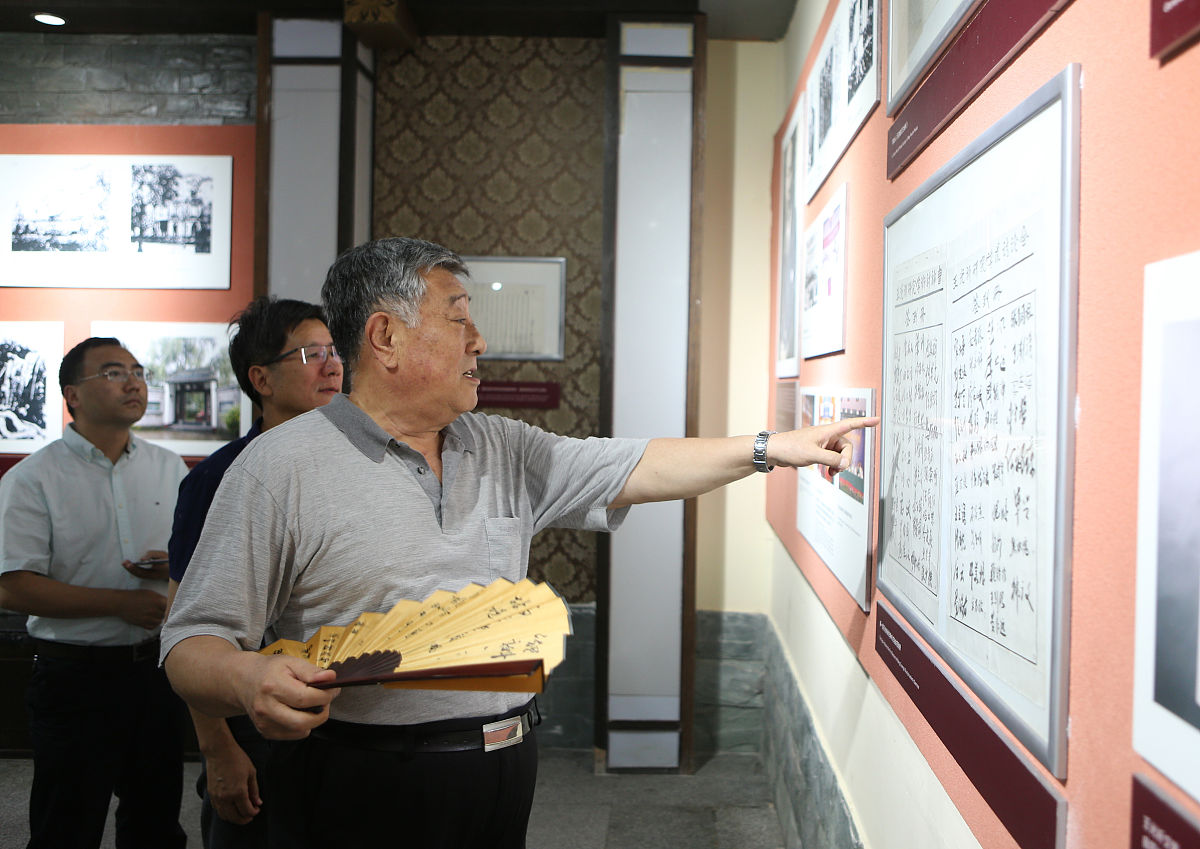 2018年6月26日,成都,《在希望的田野上》<strong>歌词</strong>作者陈晓光在温江区感受