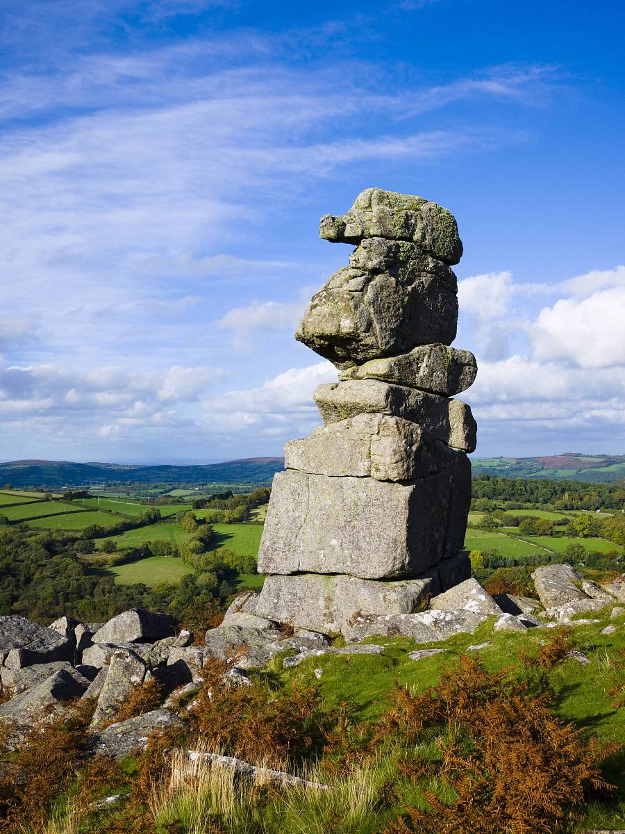 英国达特穆尔国家公园(dartmoor national park),有着冷峻的地貌,旋转