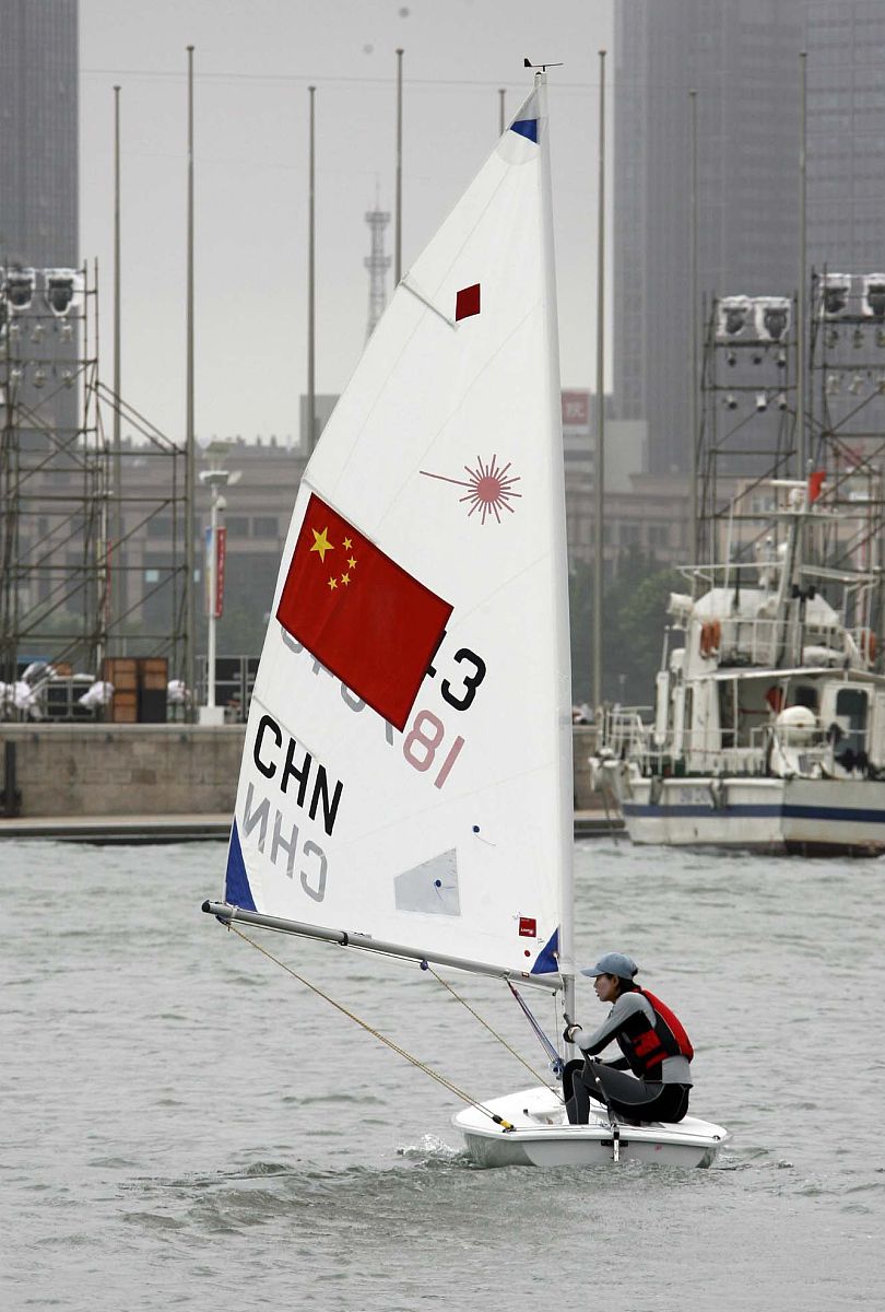 2008年7月31日,受台风"凤凰"的影响,青岛沿海风大浪急,各国运动员纷纷