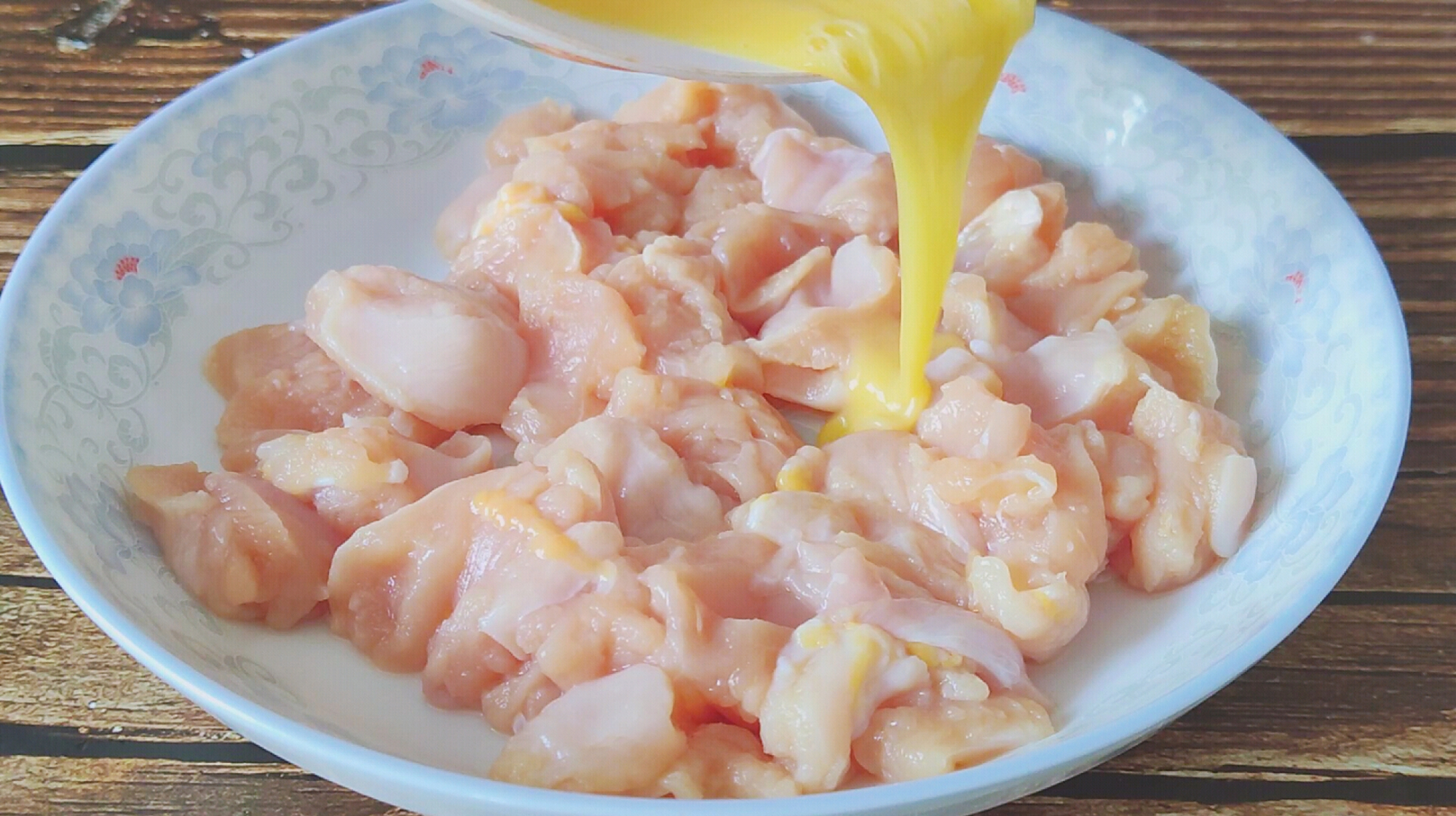 鸡胸肉里加2个鸡蛋,不炒不炸,筷子一搅,孩子隔三差五就想吃