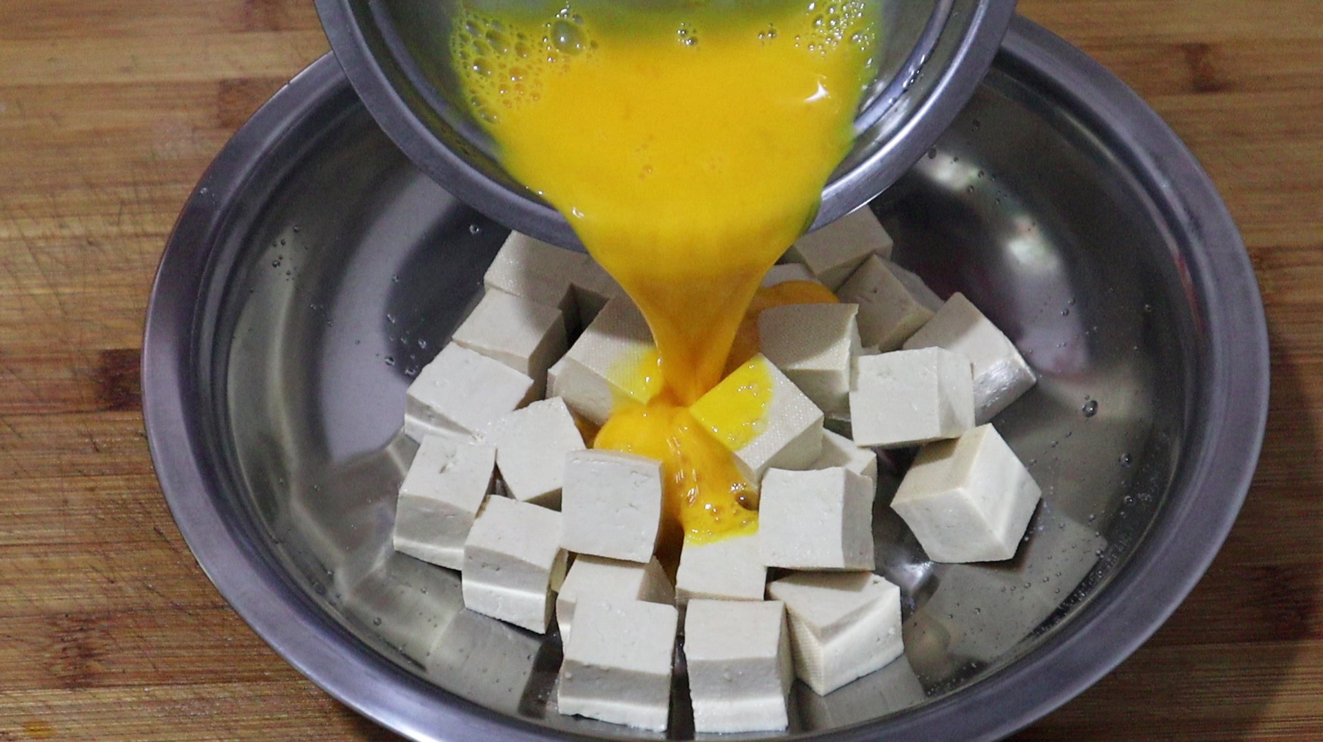 豆腐不要直接下锅炒,加2个鸡蛋,出锅比红烧肉香,上桌就扫光