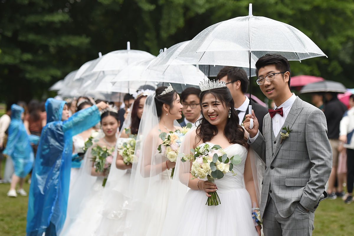 恋爱十周年从校服走到婚纱婚礼誓词。